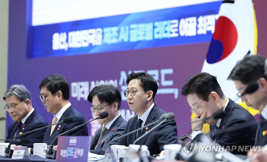 보고하는 배경훈 장관 (울산=연합뉴스) 한상균 기자 = 배경훈 부총리 겸 과학기술정보통신부 장관이 23일 울산전시컨벤션에서 열린 이재명 대통령의 타운홀미팅 간담회에서 '산업 수도 울산,제조 AI 수도로'를 주제로 