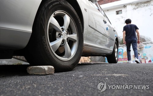 경사로에서 고임돌 설치 [연합뉴스 자료사진]