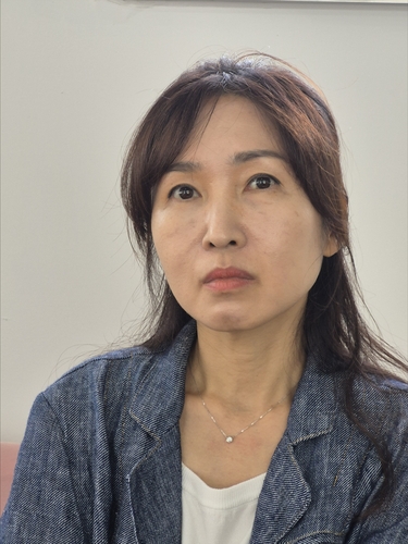 연합뉴스와 인터뷰 중인 배진시 몽테뉴해외입양연대 대표 [윤근영 기자 촬영]