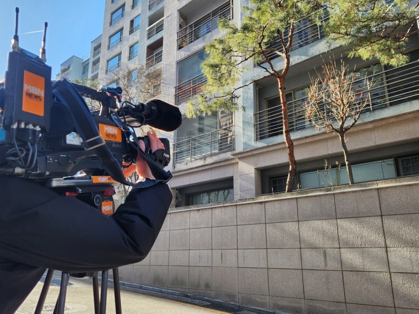 경찰이 압수수색 중인 김경 모친 주거지 [촬영 이율립]