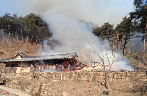야산으로 번진 영주 고택 화재 [경북소방본부 제공.재판매 및 DB 금지]