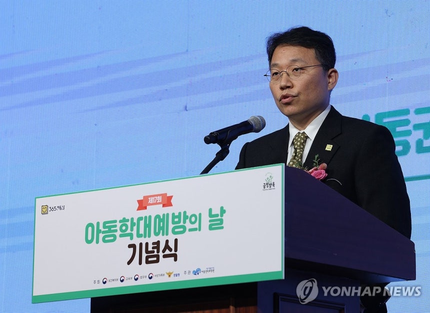 '아동학대예방의 날' 기념식서 인사말 하는 정익중 아동권리보장원장 보건복지부가 2023년 11월 서울 마포구 가든호텔에서 연 '제17회 아동학대예방의 날 기념식'에서 정익중 아동권리보장원장이 인사말하고 있다.[연합