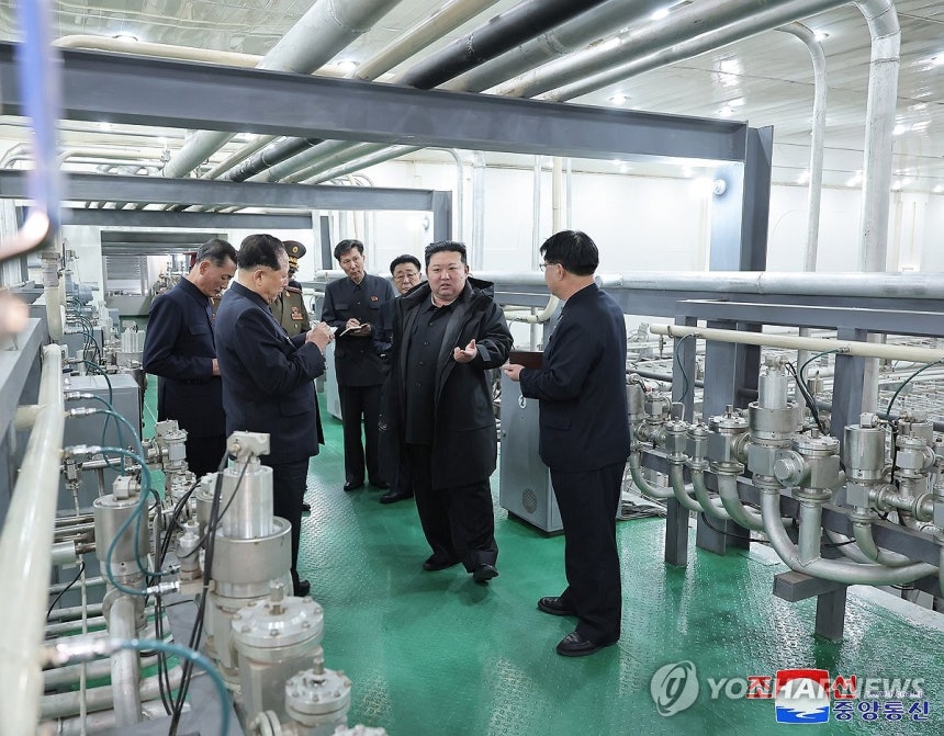 김정은, 핵물질 생산기지·연구소 현지지도
(평양 조선중앙통신=연합뉴스) 김정은 북한 국무위원장이 핵물질 생산기지와 핵무기연구소를 현지지도했다고 조선중앙통신이 29일 보도했다. 2025.1.29 
    [국내에서만 