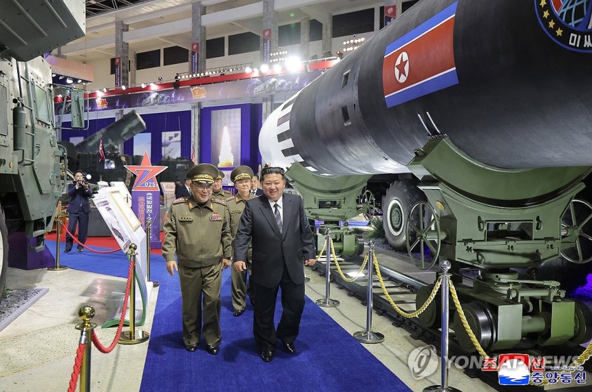 전시된 미사일 시찰하는 김정은 북한 국무위원장 [조선중앙통신=연합뉴스 자료사진.국내에서만 사용가능.재배포 금지.For Use Only in the Republic of Korea.No Redistributio