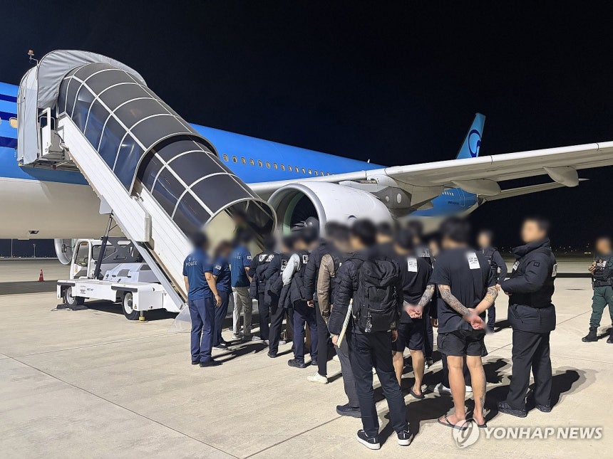 '캄보디아 범죄조직' 한국인 국내 송환 (서울=연합뉴스) 캄보디아에서 스캠(scam·사기),<a href=