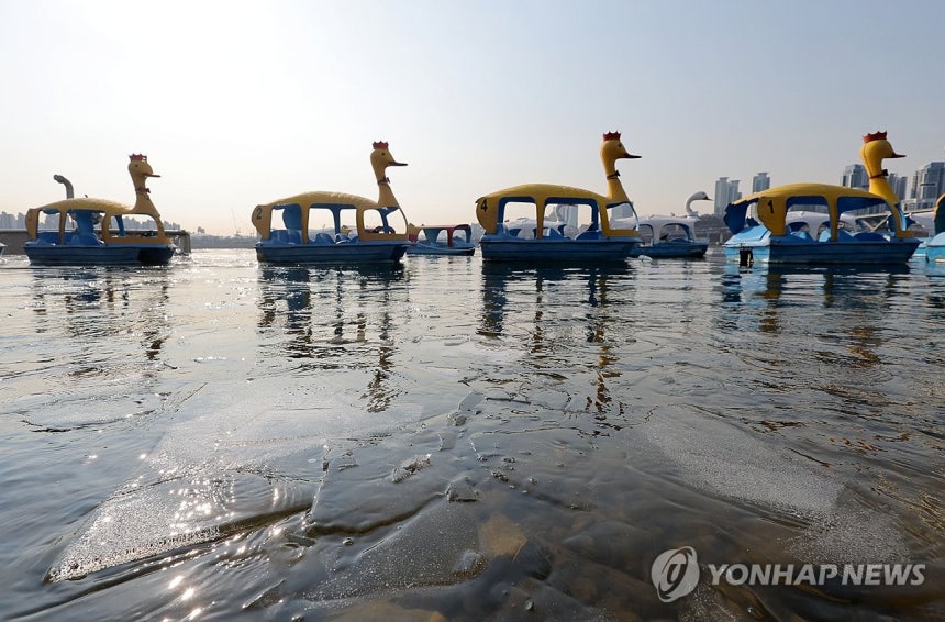 한파 계속되는 서울 (서울=연합뉴스) 류영석 기자 = 한파가 이어지고 있는 23일 서울 뚝섬한강공원 선착장에 강물이 얼어 있다.2026.1.23 