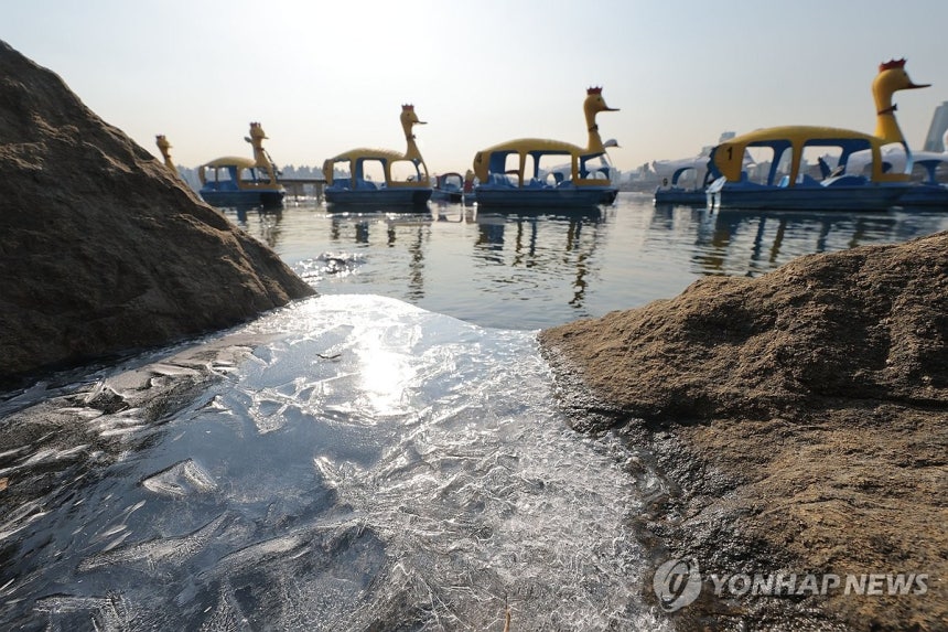 한파 계속되는 서울 (서울=연합뉴스) 류영석 기자 = 한파가 이어지고 있는 23일 서울 뚝섬한강공원 선착장에 강물이 얼어 있다.2026.1.23 