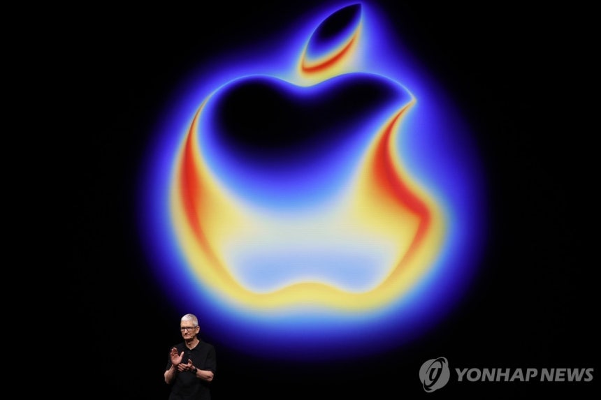 새 아이폰 소개하는 애플 팀 쿡 팀 쿡 애플 최고경영자(CEO)가 지난해 9월 미 캘리포니아 쿠퍼티노 본사의 스티브 잡스 극장에서 개최한 새 아이폰 출시 행사에서 발언하고 있다.[EPA=연합뉴스 자료사진]