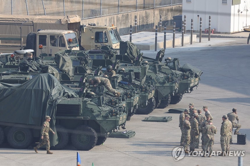 주한미군과 스트라이커 장갑차 (동두천=연합뉴스) 임병식 기자 = 한미연합연습 '자유의 방패'(FS·Freedom Shield) 연습이 시작된 10일 경기도 동두천시 주한미군 기지에서 스트라이커 장갑차가 대기하고 있다