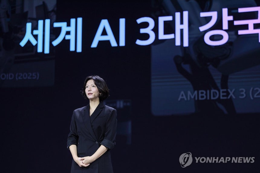 최수연 네이버 대표,단25 콘퍼런스 개최 (서울=연합뉴스) 최수연 네이버 대표이사가 지난해 11월 서울 강남구 코엑스 그랜드볼룸에서 열린 단25(DAN25) 콘퍼런스에서 발표하고 있다.2025.11.6 [네이버 