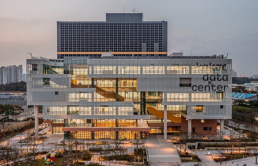 카카오,자체 데이터센터에 GPU 2천40장 조기 구축 (서울=연합뉴스) 카카오는 경기 안산에 있는 자사 데이터센터 기반으로 최신 그래픽처리장치(GPU) 인프라 구축을 성공적으로 진행했다고 29일 밝혔다.올해 8월