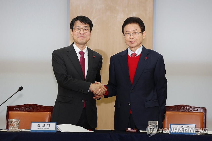 행정통합위해 손 맞잡은 대구·경북 (안동=연합뉴스) 김현태 기자 = 20일 오후 경북 안동시 경상북도청에서 열린 대구·경북 행정통합 추진협의 회의에서 이철우 경북지사(오른쪽)와 김정기 대구시장 권한대행 행정부시장(왼