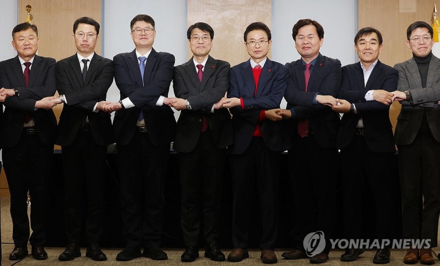 행정통합위해 손 맞잡은 대구·경북 (안동=연합뉴스) 김현태 기자 = 20일 오후 경북 안동시 경상북도청에서 열린 대구·경북 행정통합 추진협의 회의에서 이철우 경북지사와 김정기 대구시장 권한대행 행정부시장 등 참석자들