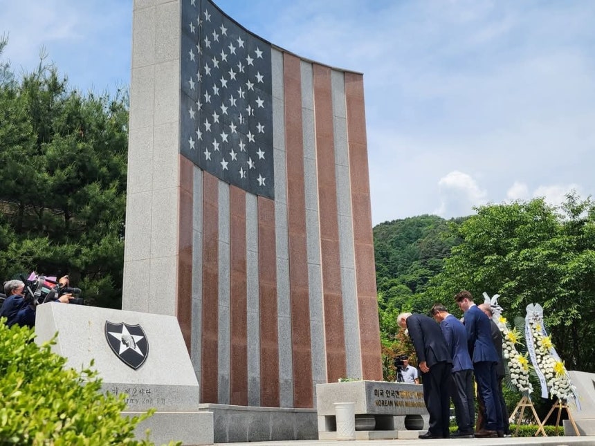 가평 미국 한국전 참전기념비 앞에서 묵념하는 키튼 댈리 등 참석자들 [키튼 댈리 제공]