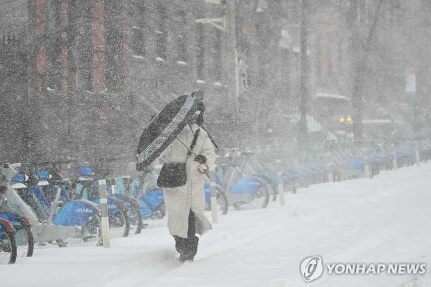 눈 내리는 미국 뉴욕시 [뉴욕 AFP=연합뉴스.재판매 및 DB 금지]