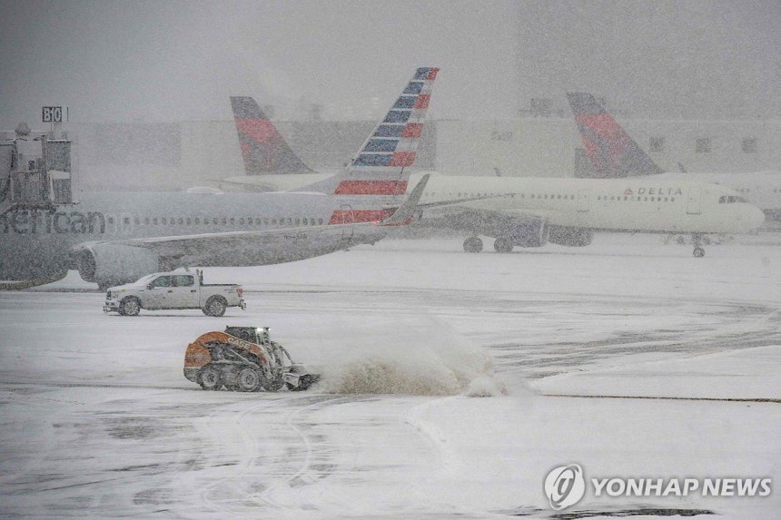 눈 내리는 미국 보스턴 로건공항 [AFP 연합뉴스]