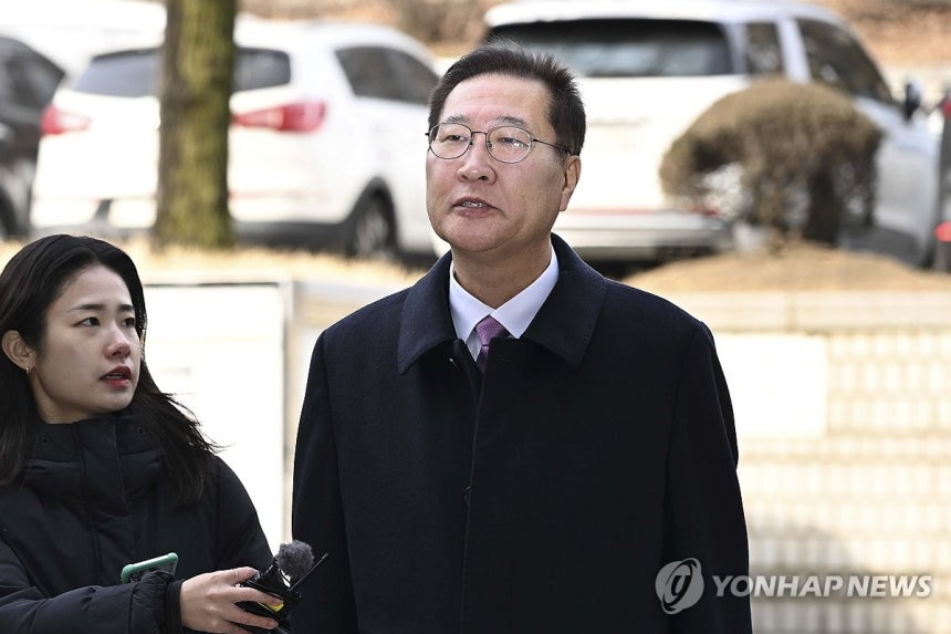 법정 향하는 박성재 (서울=연합뉴스) 서명곤 기자 = 12·3 비상계엄 사태에 가담하고 김건희 여사의 수사 관련 청탁을 들어준 혐의로 기소된 박성재 전 법무부 장관이 26일 서울 서초구 서울중앙지법에서 열린 첫 공판