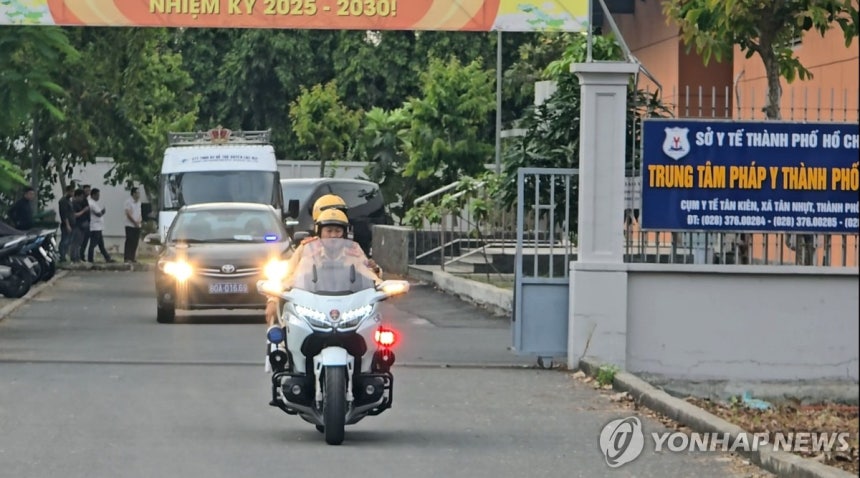 호찌민 공항으로 향하는 이해찬 전 총리 운구 행렬 (호찌민=연합뉴스) 박진형 특파원 = 26일(현지시간) 오후 베트남 호찌민시 법의학센터에서 이해찬 민주평화통일자문회의 수석부의장의 시신을 실은 장례차(흰색) 등 차량