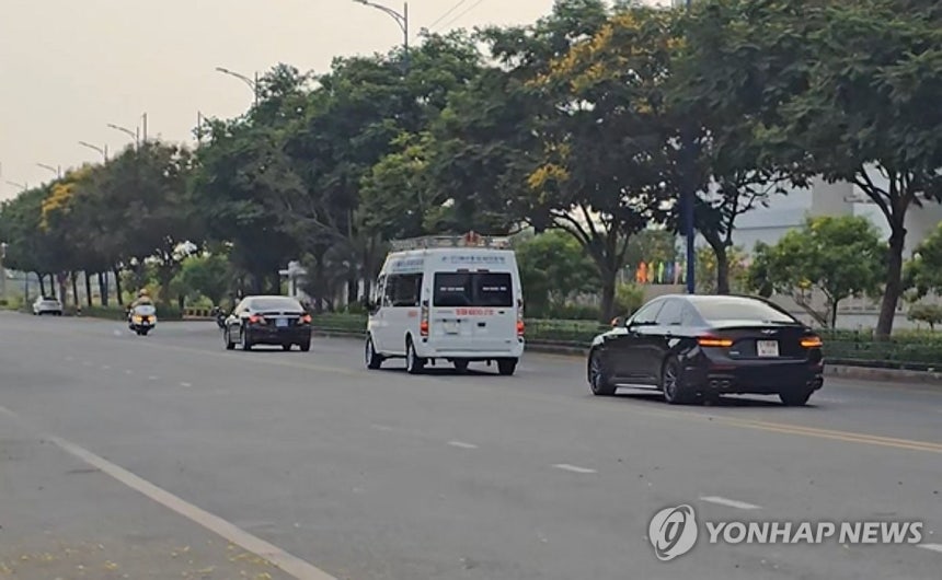 호찌민 공항으로 향하는 이해찬 전 총리 운구 행렬 (호찌민=연합뉴스) 박진형 특파원 = 26일(현지시간) 오후 베트남 호찌민시 법의학센터에서 이해찬 민주평화통일자문회의 수석부의장의 시신을 실은 장례차(흰색) 등 차량