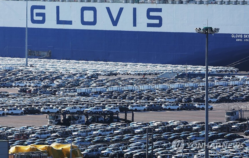 트럼프 &quot;한국산 자동차 관세 15%→25% 인상&quot; (평택=연합뉴스) 홍기원 기자 = 도널드 트럼프 미국 대통령이 한국 국회가 한미 간의 무역합의 이행에 필요한 법적 절차를 진행하지 않았다고 주장하며 한국산 제품에 대