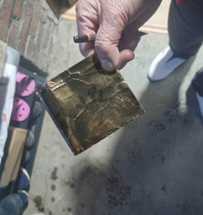 현금 100만원 들어있던 금색 봉투 [김포경찰서 제공. 재판매 및 DB 금지]