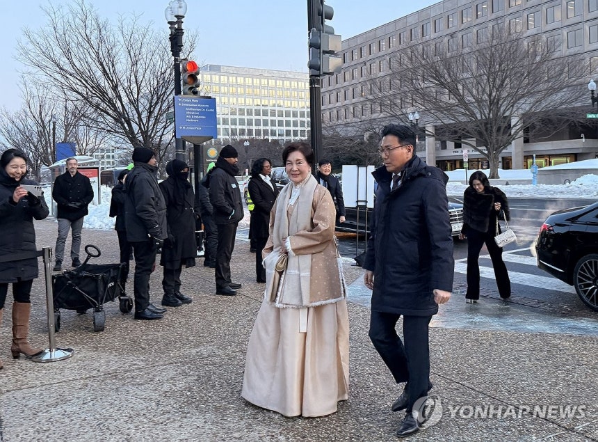 워싱턴DC 찾은 홍라희 관장과 이서현 사장 (워싱턴=연합뉴스) 이유미 특파원 = 홍라희 리움미술관 명예관장이 28일(현지시간) 워싱턴DC 국립아시아예술박물관에서 열린 