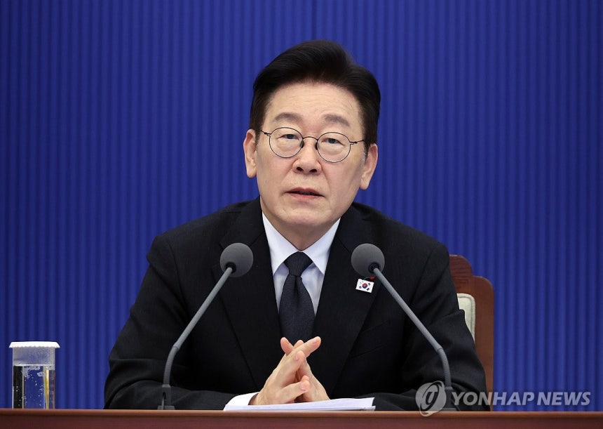 이재명 대통령, 수석보좌관회의 발언 (서울=연합뉴스) 한상균 기자 = 이재명 대통령이 29일 청와대에서 열린 수석보좌관회의에서 발언하고 있다. 2026.1.29 xyz@yna.co.kr