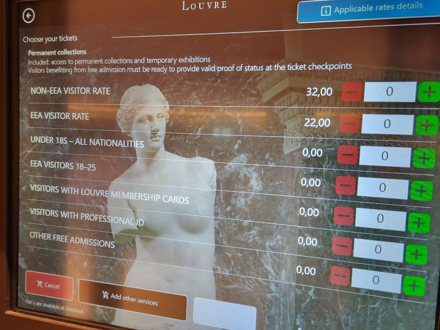 루브르 박물관의 차등 요금제. 비유럽국 관광객은 맨 위 32유로 티켓을 사야 한다. [촬영 송진원]