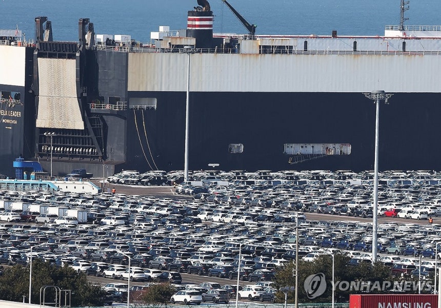 평택항에 세워진 수출용 차량들
[연합뉴스 자료사진]