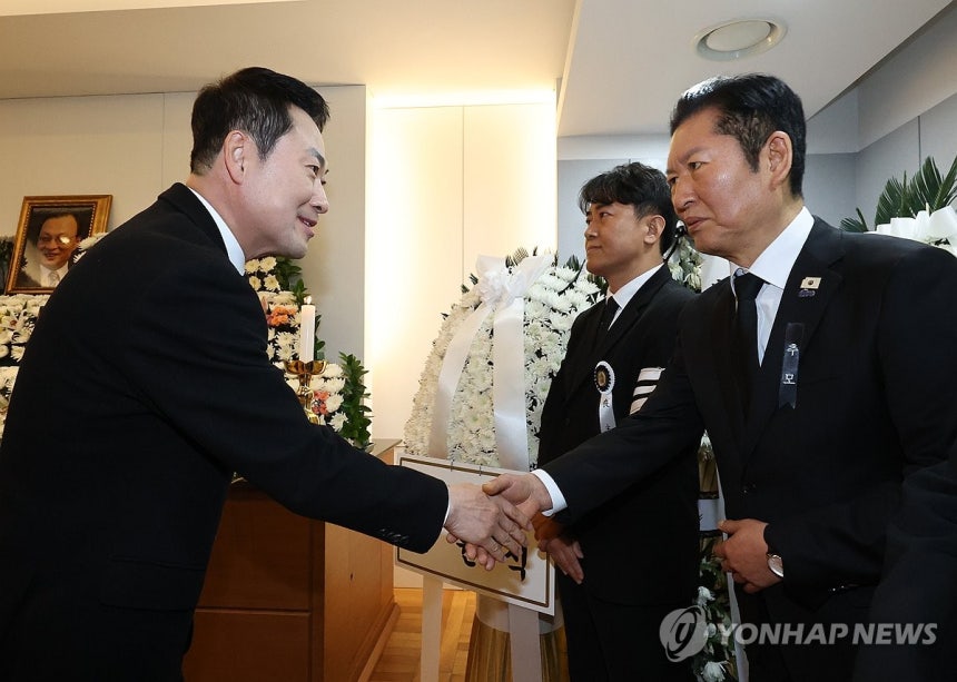 국민의힘 장동혁 대표, 이해찬 전 총리 빈소 조문 (서울=연합뉴스) 국민의힘 장동혁 대표가 30일 서울 종로구 서울대학교병원 장례식장에 마련된 이해찬 전 국무총리의 빈소에서 조문을 마친 뒤 더불어민주당 정청래 대표와