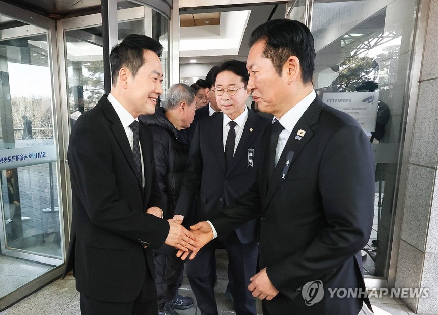 더불어민주당 정청래 대표, 국민의힘 장동혁 대표 배웅 (서울=연합뉴스) 더불어민주당 정청래 대표가 30일 서울 종로구 서울대학교병원 장례식장에 마련된 이해찬 전 국무총리의 빈소에서 조문을 마친 국민의힘 장동혁 대표를