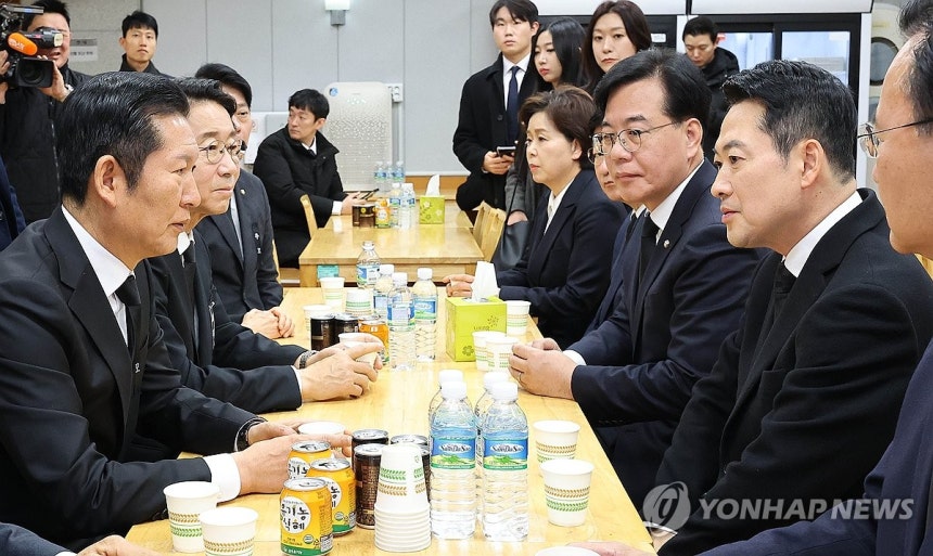 대화하는 더불어민주당 정청래 대표와 국민의힘 장동혁 대표 (서울=연합뉴스) 더불어민주당 정청래 대표(왼쪽)와 국민의힘 장동혁 대표가 30일 서울 종로구 서울대학교병원 장례식장에 마련된 이해찬 전 국무총리의 빈소에서