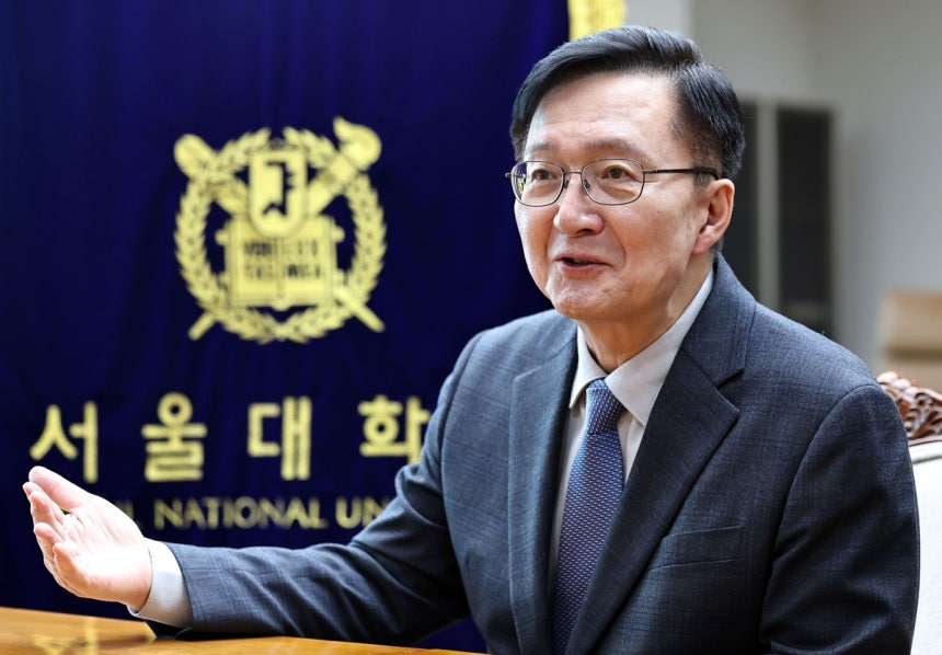 인터뷰하는 유홍림 서울대 총장