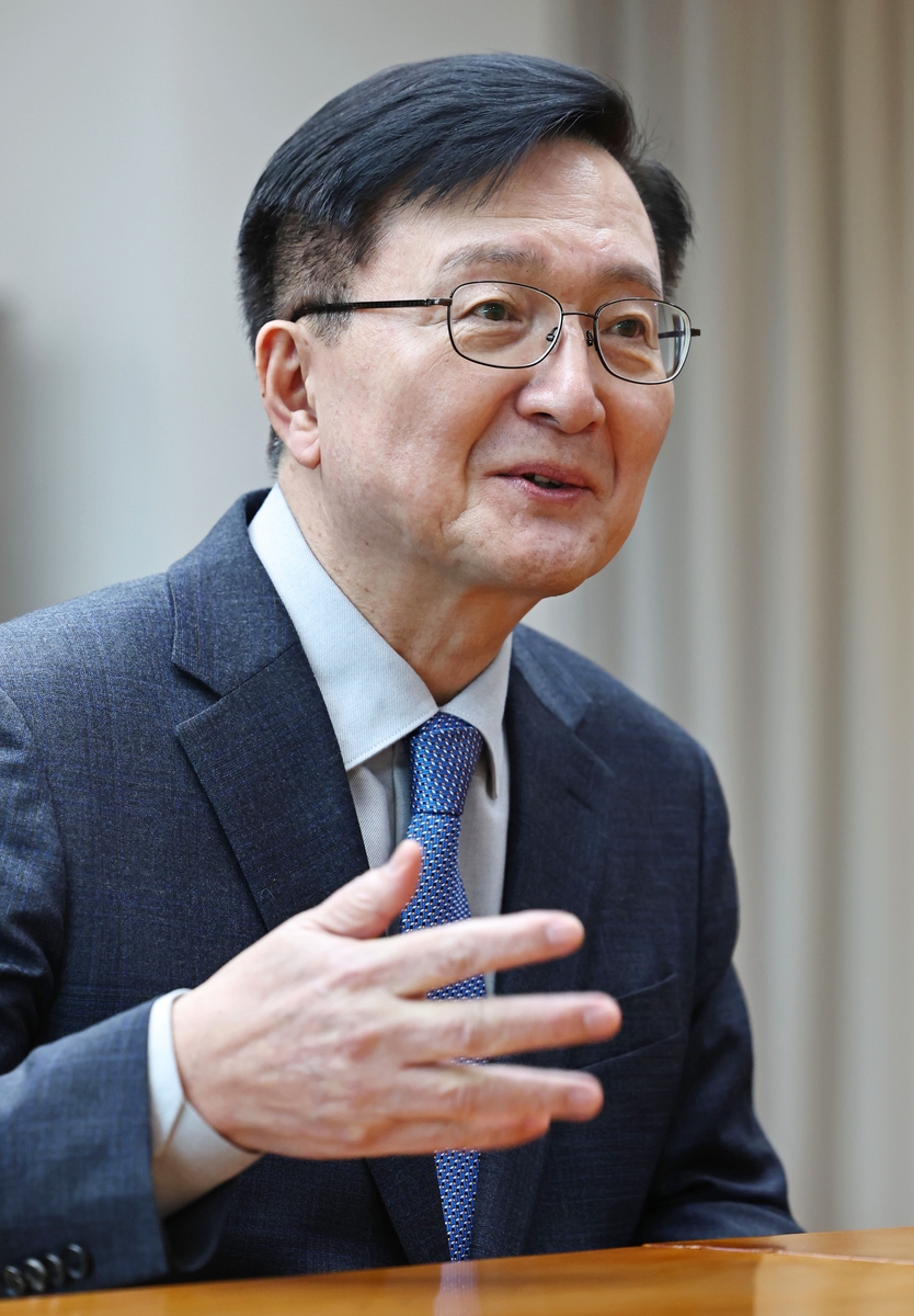 인터뷰하는 유홍림 서울대 총장