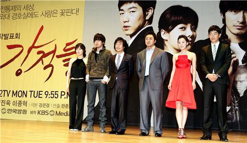 KBS 드라마 '강적들' 제작발표회에서 오광록
(서울=연합뉴스) 김연정 기자 = 2008년 4월 서울 상암동 KBS미디어센터에서 열린 KBS 2TV 월화드라마 '강적들' 제작발표회. 왼쪽부터 채림, 이진욱, 오광록,