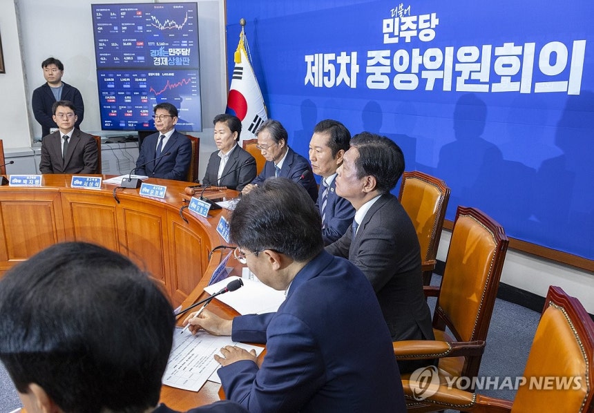 민주당, 1인 1표제 재투표 위한 중앙위 시작
(서울=연합뉴스) 황광모 기자 = 더불어민주당 정청래 대표가 2일 국회에서 열린 제5차 중앙위원회 회의에서 인사말을 하고 있다. 2026.2.2 hkmpooh@yna.c