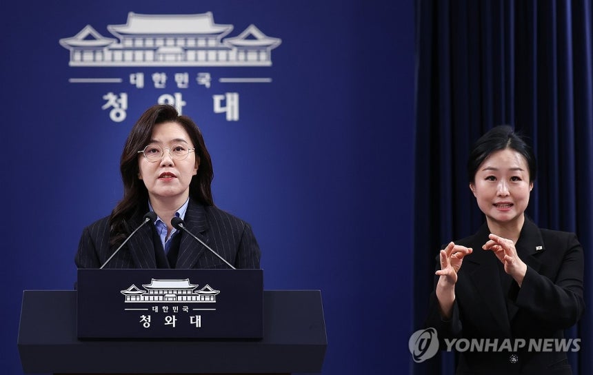 브리핑하는 강유정 대변인
(서울=연합뉴스) 김도훈 기자 = 강유정 대변인이 2일 청와대 춘추관에서 재정경제부 제2차관, 우주항공청 청장, 국가물관리위원회 위원장, 아시아문화중심도시조성위원회 위원장 인사 관련 브리핑을