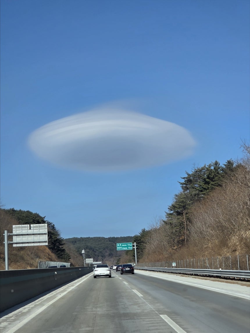 강원도에서 목격된 렌즈구름 [독자 제공. 재판매 및 DB 금지]