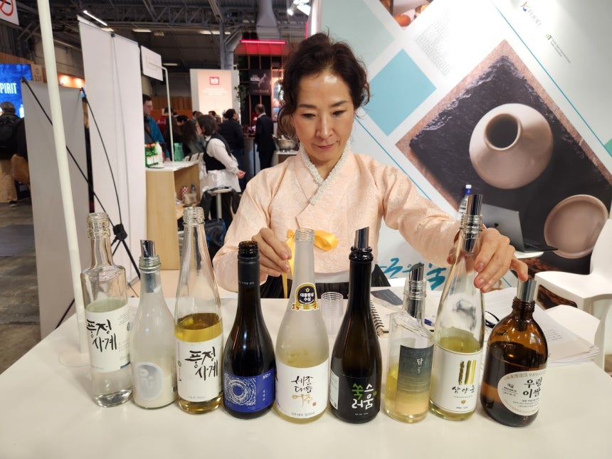 한국 전통주 알리기
(파리=연합뉴스) 송진원 특파원 = 프랑스 파리에서 열린 세계 와인·주류 박람회 '와인 파리'에 한국 전통주를 들고나온 최영선 대표. san@yna.co.kr 2026.02.09.