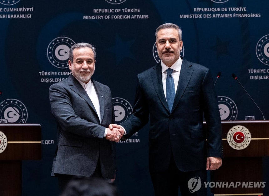 지난 1월 30일 이스탄불에서 만난 이란(왼쪽)·튀르키예 외무장관
[AFP 연합뉴스 자료사진. 재판매 및 DB 금지]