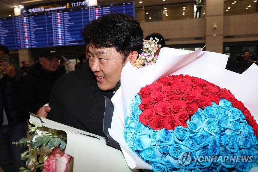 스노보드 은메달 김상겸, 가족 환대 속 귀국 (영종도=연합뉴스) 임화영 기자 = 2026 밀라노·코르티나담페초 동계 올림픽 스노보드 남자 평행대회전에서 은메달을 차지한 김상겸이 10일 인천국제공항을 통해 귀국해 가족