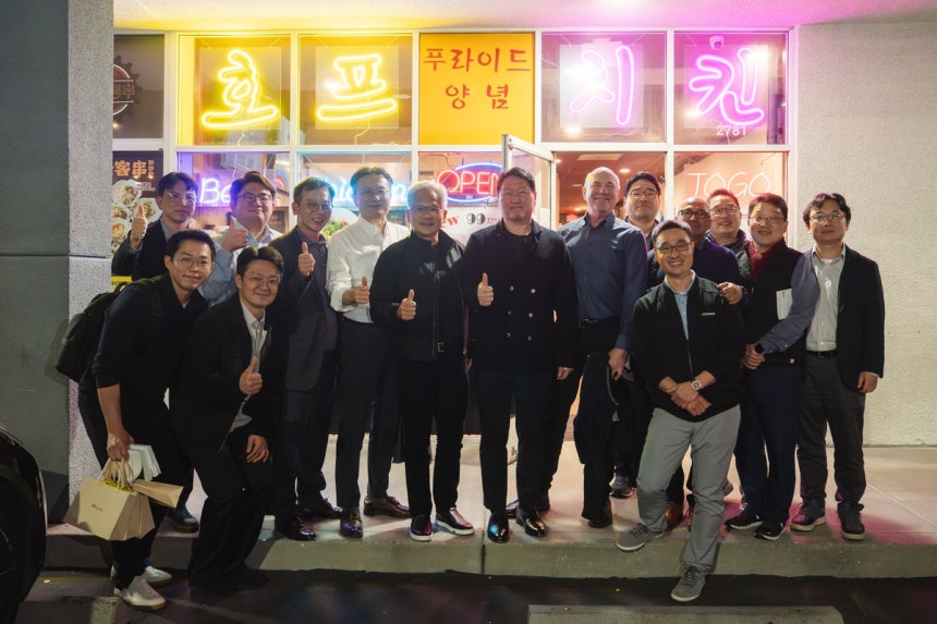 99치킨서 회동 후 기념사진 촬영한 SK그룹과 엔비디아 임직원들 [독자 제공]