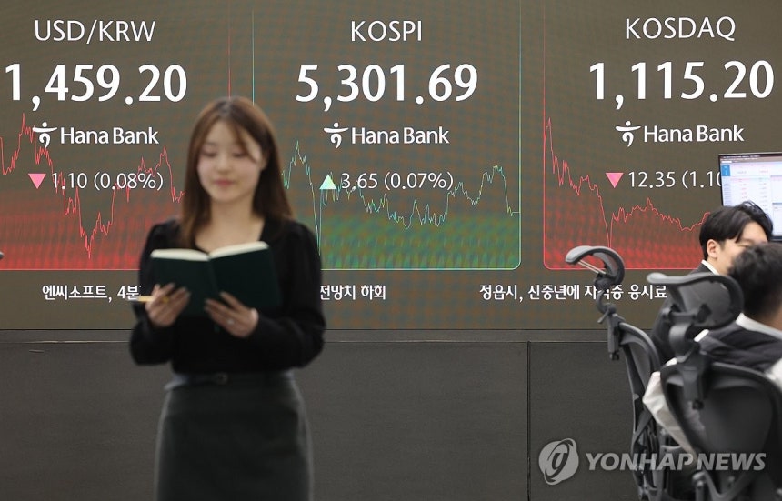 코스피 강보합 마감…코스닥은 하락 (서울=연합뉴스) 임화영 기자 = 10일 서울 중구 하나은행 딜링룸 현황판에 코스피·코스닥 지수가 표시돼있다. 이날 코스피는 전장보다 3.65포인트(0.07%) 오른 5,30