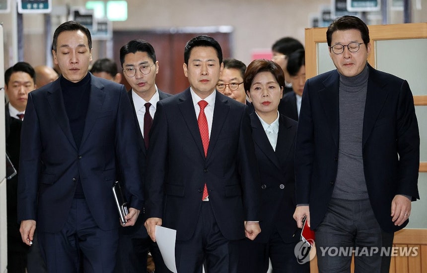 굳은 표정의 국민의힘 장동혁 대표와 최고위원들 (서울=연합뉴스) 이동해 기자 = 국민의힘 장동혁 대표와 최고위원들이 12일 국회에서 열린 최고위원회의에 굳은 표정으로 입장하고 있다. 2026.2.12 eastsea@