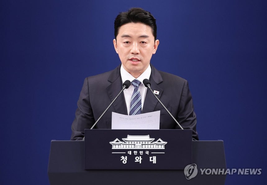 이재명 대통령, 12일 여야 양당대표 오찬회동 (서울=연합뉴스) 김도훈 기자 = 강훈식 대통령비서실장이 11일 청와대 기자회견장에서 이재명 대통령과 여야 양당 대표 오찬 회동에 관해 발표하고 있다. 2026.2.11