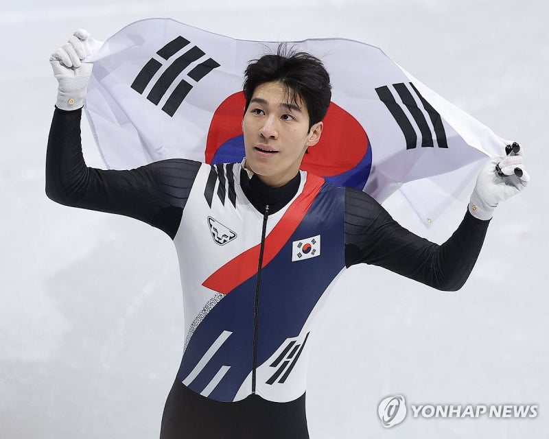 황대헌 "시련·역경 이겨내고 다시 선 이 자리 소중해" 3개 대회 연속 메달