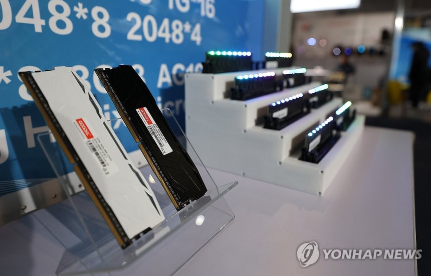 요즘 귀한 램 (라스베이거스=연합뉴스) 김성민 기자 = CES 개막 이틀째인 7일(현지시간) 미국 네바다주 라스베이거스 컨벤션센터(LVCC) 한 중국 기업 전시장에 SK하이닉스 메모리를 장착한 램이 전시돼 있다. 2