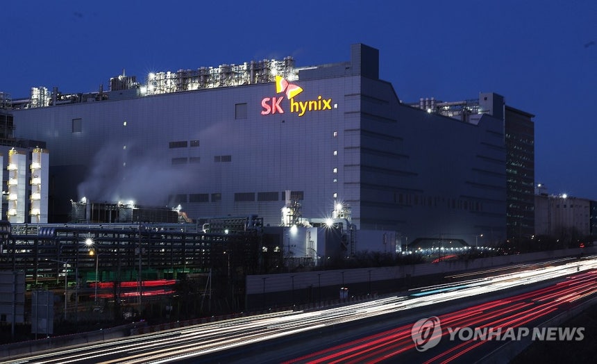 SK하이닉스 작년 매출 97.1조·영업익 47.2조…사상 최대실적 (이천=연합뉴스) 홍기원 기자 = SK하이닉스가 지난해 인공지능(AI) 반도체 수요 급증에 힘입어 매출액 97조원, 영업이익 47조원을 넘어 2024