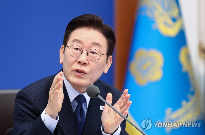 李대통령 "살지도 않을 집 사모아 온갖 사회문제…부담 지워야"