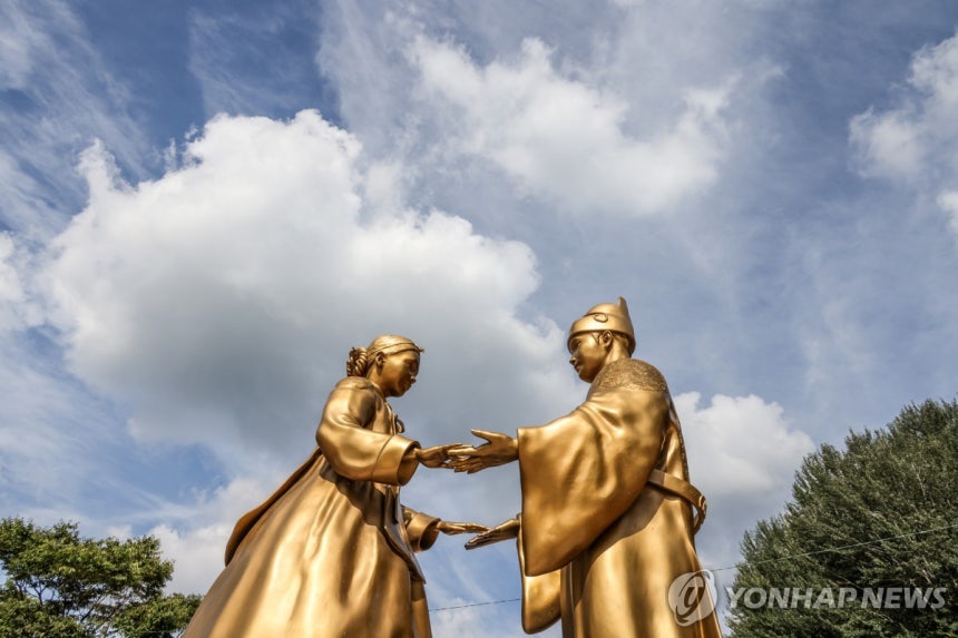 단종과 정순왕후의 천상재회 재현 동상 [연합뉴스 자료사진]